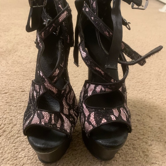 Lace heels size 6 - Picture 2 of 3